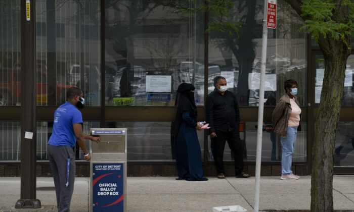 (Der.) Los residentes mantienen su distancia mientras esperan en la fila para hacer su registro de votantes o para realizar cambios a su estado de votación. (Izq.) Un hombre deja su boleta de votante ausente fuera del Departamento de Elecciones de la Ciudad de Detroit durante las Elecciones Primarias de Michigan, en Detroit, Michigan, el 4 de agosto de 2020. (Brittany Greeson/Getty Images)