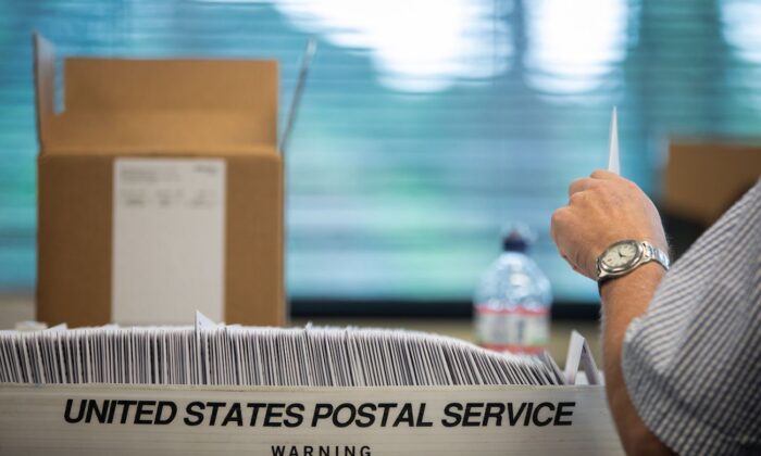 Los trabajadores electorales de votos en ausencia llenan las solicitudes de boleta en la oficina de la Junta de Elecciones del Condado de Mecklenburg, en Charlotte, N.C., el 4 de septiembre de 2020. (Logan Cyrus/AFP a través de Getty Images)