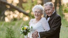 Pareja de 88 y 81 años celebra 60º aniversario de bodas con sesión de fotos y sus trajes originales
