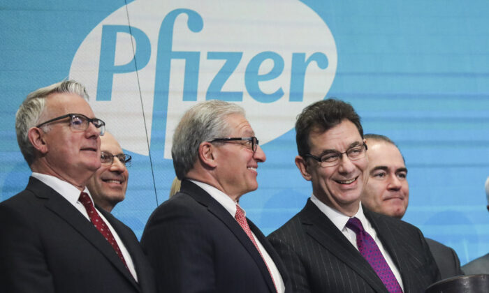 Albert Bourla (derecha), director ejecutivo de Pfizer, espera para tocar la campana de cierre en la Bolsa de Valores de Nueva York, en la ciudad de Nueva York el 17 de enero de 2019 (Drew Angerer/Getty Images)