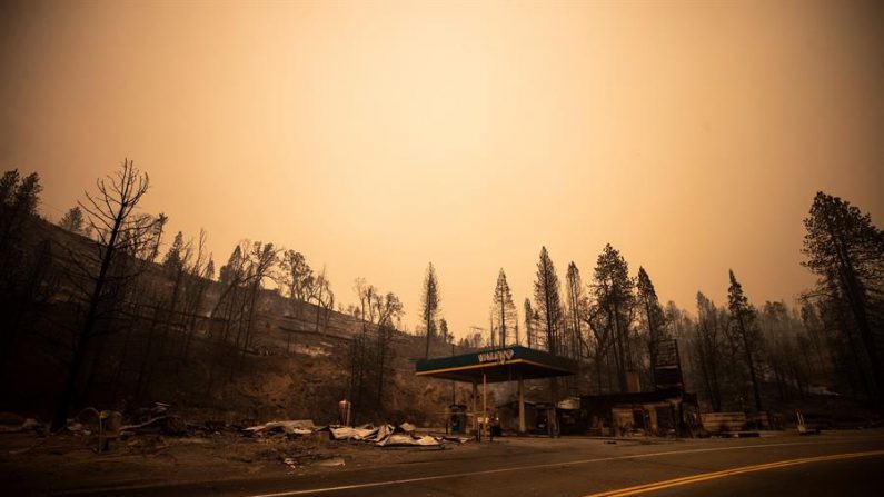 Una gasolinera destruida en la Ruta Estatal 168 después de que el incendio del arroyo pasara, cerca del Lago Shaver, en el Bosque Nacional Sierra, California, EE.UU., el 08 de septiembre de 2020. EFE/EPA/ETIENNE LAURENT