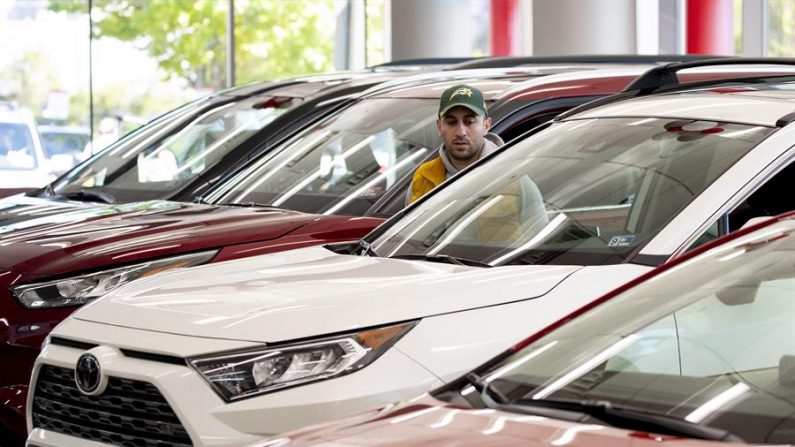Un cliente mira un vehículo en la sala de exposición de un concesionario Toyota en Alexandria, Virginia, EE.UU., 07 de mayo de 2020. EFE/EPA/MICHAEL REYNOLDS/Archivo