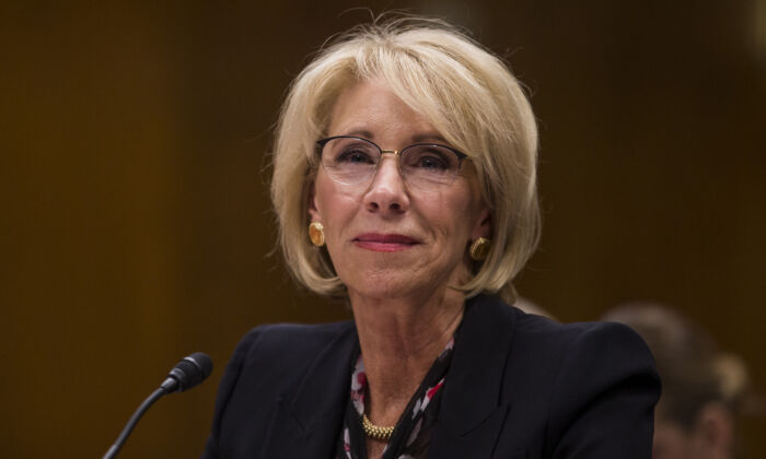 La secretaria de Educación, Betsy DeVos, testifica durante un Comité del Senado. El testimonio se refiere a estimaciones presupuestarias, para el Departamento de Educación, propuestas para el año fiscal 2020, en Washington, el 28 de marzo de 2019. (Zach Gibson/Getty Images).