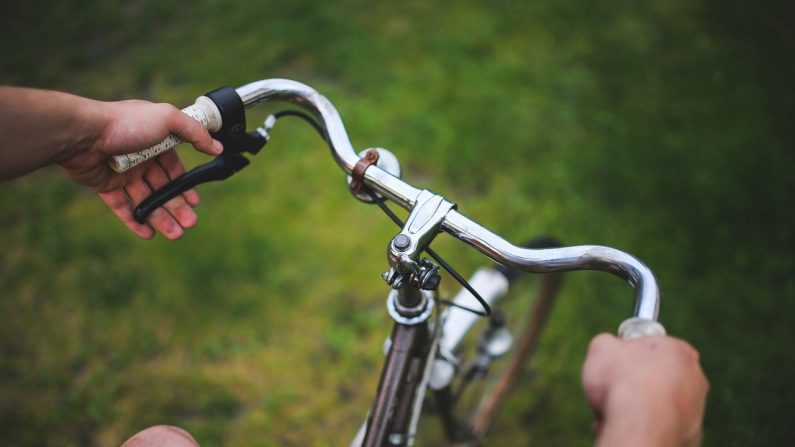 Hombre pedalea una bicicleta. (Créditos: kaboompics/Pixabay)