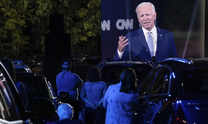 Miembros del público escuchan como el nominado presidencial demócrata y exvicepresidente Joe Biden participa en un debate abierto de CNN en Moosic, Pensilvania, el 17 de septiembre de 2020. (Drew Angerer/Getty Images)