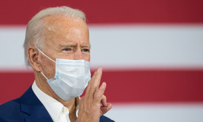 El candidato presidencial demócrata Joe Biden hace comentarios mientras se encuentra en Manitowoc, Wisconsin, el 21 de septiembre de 2020. (Jim Watson / AFP a través de Getty Images)