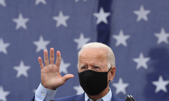 El candidato presidencial demócrata y exvicepresidente Joe Biden saluda después de pronunciar unas palabras en Warren, Michigan, el 9 de septiembre de 2020. (Chip Somodevilla/Getty Images)