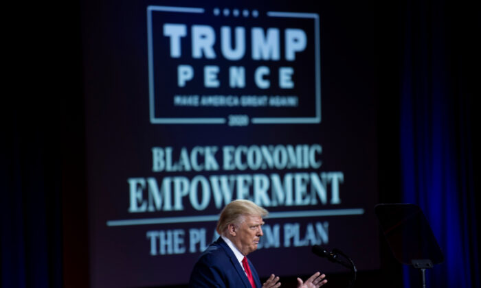 El presidente Donald Trump habla durante un evento para sus partidarios negros en el Cobb Galleria Centre de Atlanta, Georgia, el 25 de septiembre de 2020. (Brendan Smialowski/AFP vía Getty Images)
