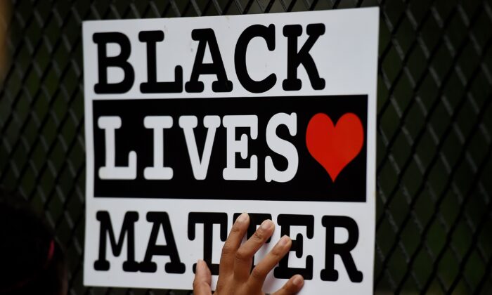 Un cartel de Black Lives Matter se encuentra en Washington en una fotografía de archivo del 4 de junio de 2020. (Olivier Douliery/AFP vía Getty Images)