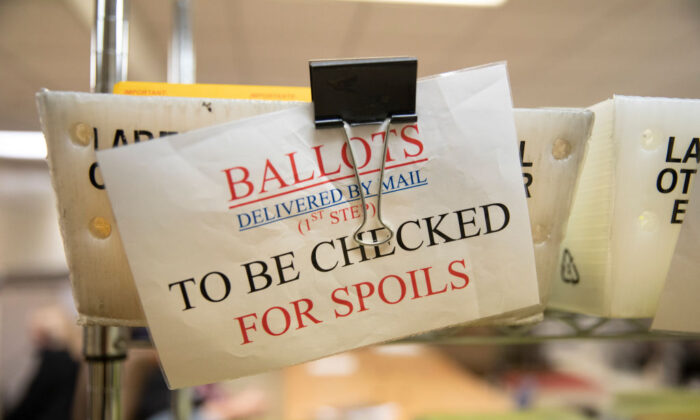 Las boletas enviadas por correo se encuentran en los contenedores del Servicio Postal de Estados Unidos en la oficina del secretario del condado de Stanislaus en Modesto, California, el 6 de noviembre de 2018. (Alex Edelman/Getty Images)