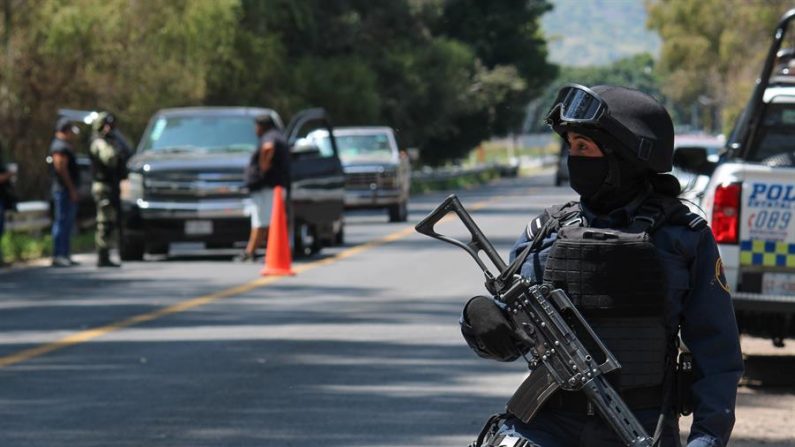 Integrantes federales de seguridad resguardan el sito donde al menos once personas fueron asesinadas el 27 de septiembre de 2020 en la madrugada, en el municipio de Jaral del Progreso (México). EFE/STR