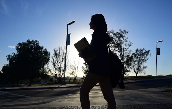Un estudiante camina en el campus de la Escuela Cristiana Linfield en Temecula, California, el 23 de marzo de 2016. (Frederic J. Brown/AFP vía Getty Images)