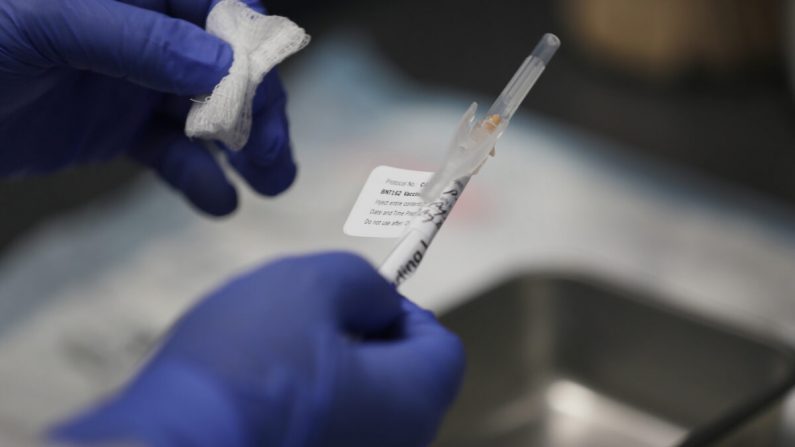 RN Jose Muniz prepara una vacuna contra el virus del PCCh en Research Centers of America en Hollywood, Florida, el 7 de agosto de 2020. (Joe Raedle/Getty Images)