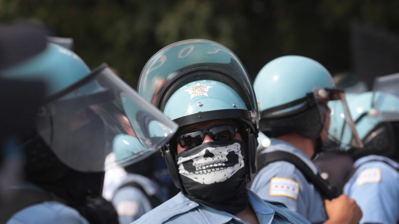 La policía de Chicago hace guardia durante las manifestaciones del 15 de agosto de 2020. (Scott Olson/Getty Images)