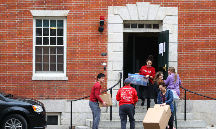 Unos estudiantes abandonan la residencia de estudiantes en Harvard Yard, en el campus de la Universidad de Harvard en Cambridge, Massachusetts, el 12 de marzo de 2020. (Maddie Meyer/Getty Images)