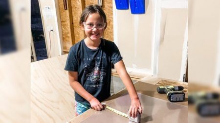 Niñas exploradoras hacen equipo de protección para escuela primaria con dinero de venta de galletas