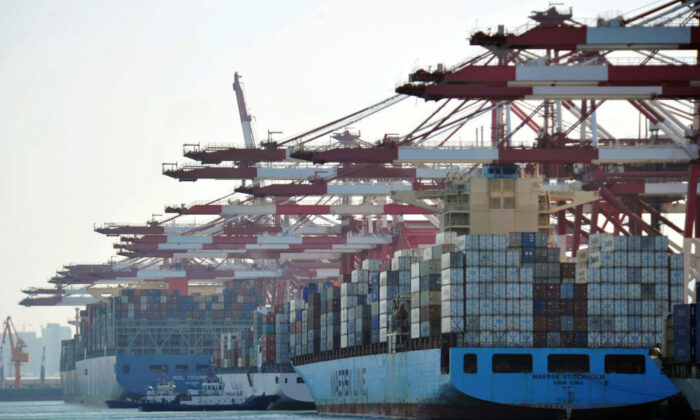 Los contenedores se cargan en buques portacontenedores en un puerto de Qingdao, una ciudad de la provincia de Shandong, en China oriental, el 8 de abril de 2018. (AFP vía Getty Images)