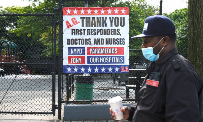 Un cartel frente a un hospital en un vecindario agradece a los socorristas del distrito de Brooklyn de la ciudad de Nueva York, el 14 de septiembre de 2020. (Spencer Platt/Getty Images)