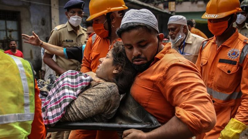 El personal de la Fuerza Nacional de Respuesta ante Desastres (NDRF) rescata a una superviviente tras el derrumbe de un edificio residencial en Bhiwandi, en las afueras de Mumbai (India), el 21 de septiembre de 2020. EFE/EPA/DIVYAKANT SOLANKI