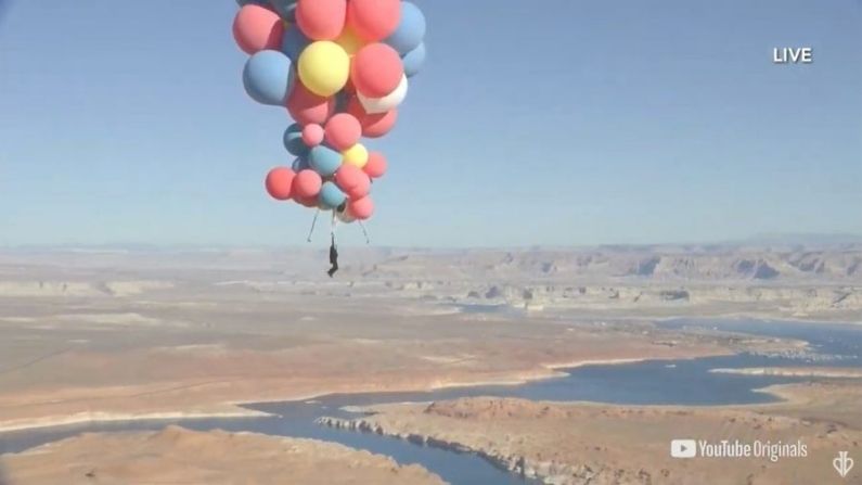 David Blaine vuela en el aire usando un montón de globos sobre el desierto de Arizona el 2 de septiembre de 2020. (Cortesía de David Blaine/Youtube)