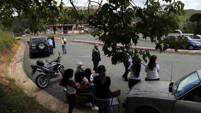 Familiares esperan la salida de opositores indultados, en las afueras de la cárcel Ramo Verde, en Los Teques, estado de Miranda (Venezuela). EFE/ Miguel Gutiérrez
