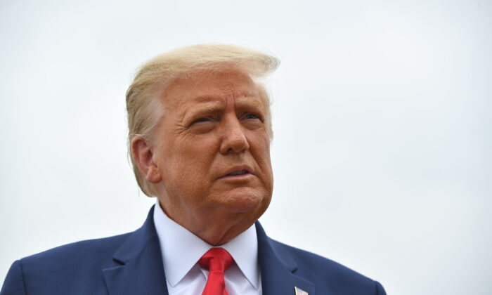 El presidente de Estados Unidos, Donald Trump, habla con los medios de comunicación mientras se dirige al Air Force One, antes de partir de la Base de la Fuerza Aérea Andrews, en Maryland, el 1 de septiembre de 2020. (Mandel Ngan/AFP a través de Getty Images).