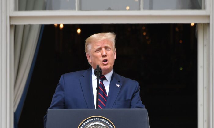 El presidente Donald Trump habla desde el Balcón Truman de la Casa Blanca durante la ceremonia de firma de los Acuerdos de Abraham el 15 de septiembre de 2020. (Saul Loeb/AFP vía Getty Images)