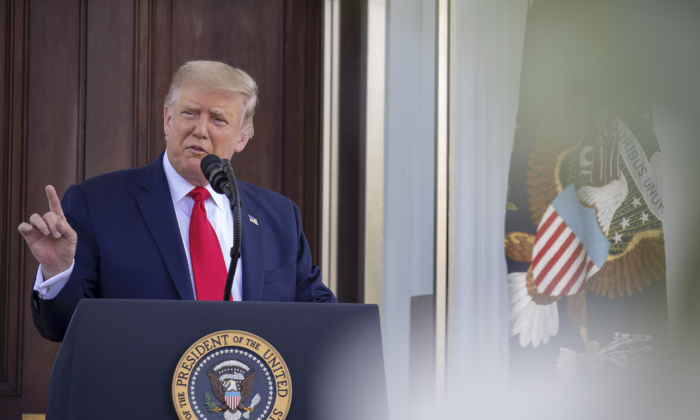 El presidente Donald Trump habla desde el Pórtico Norte de la Casa Blanca el 7 de septiembre de 2020. (Tasos Katopodis/Getty Images)