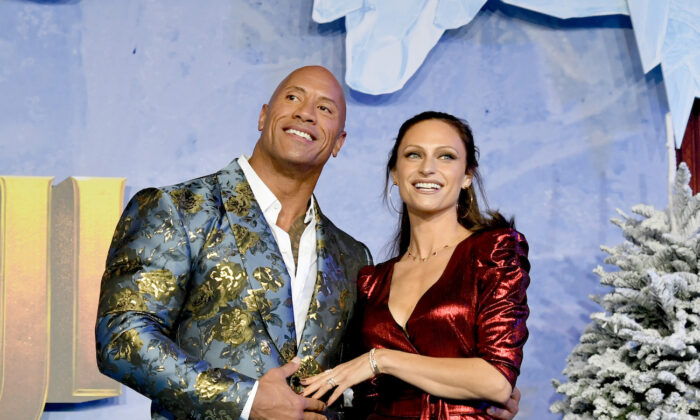 Dwayne Johnson y su esposa Lauren Hashian llegan al estreno de "Jumanji: La alfombra roja", de Sony Pictures en Hollywood, California, el 9 de diciembre de 2019. (Kevin Winter/Getty Images)