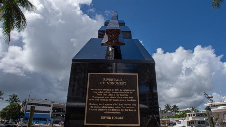 Vista del monumento realizado con un riel de una línea férrea sepultada por toneladas de escombros durante los atentados terroristas del 11 de Septiembre de 2001 en Nueva York, tras su inauguración en el paseo de Riverwalk en Fort Lauderdale, Florida (EE.UU.). EFE/Giorgio Viera