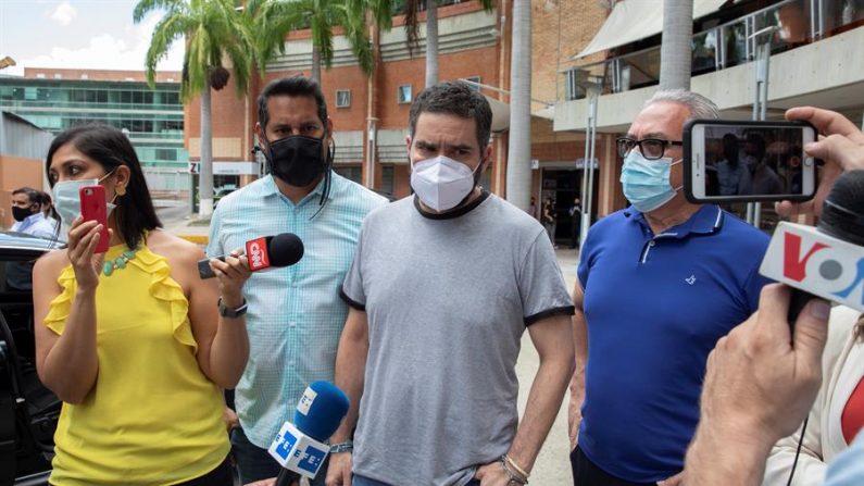 El asesor del presidente encargado de Venezuela Juan Guaidó, Demóstenes Quijada (c), habla con la prensa tras ser liberado el 1 de septiembre de 2020 en Caracas, Venezuela. EFE/Rayner Peña