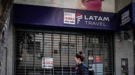 Empresas extranjeras se van de Argentina o acotan negocios ante la crisis