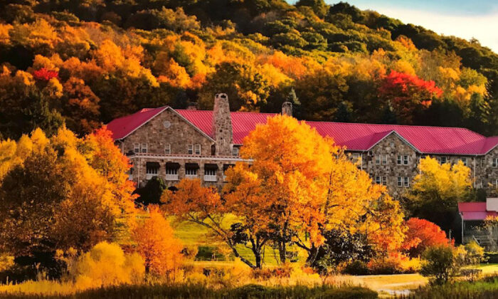 Área de Mountain Lake Lodge en Pembroke, Virginia, llena de color en el otoño. (Cortesía de Mountain Lake Lodge)