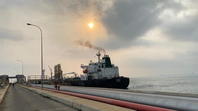 Fotografía cedida por el Ministerio de Comunicación e Información (MinCI) de Venezuela muestra el buque iraní "Fortune" el 25 de mayo de 2020, en las costa de Puerto Cabello (Venezuela). EFE/ MinCi
