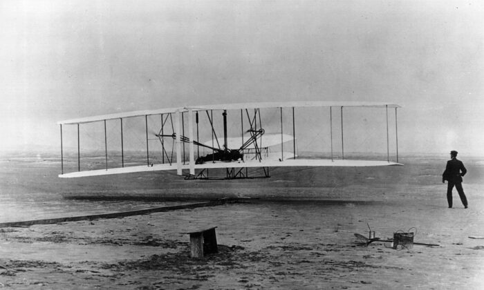Uno no soñaría con preguntarle a los hermanos Wright por qué omitieron los cinturones de seguridad, las bandejas o las películas a los vuelos. (Archivo Nacional de EE. UU./Newsmakers)