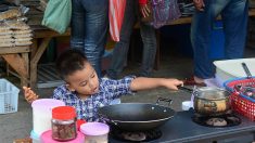 Niño de escuela rural preprara receta casera familiar para una tarea y el tierno video se hace viral