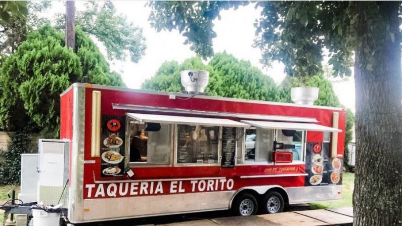 Giselle Aviles ayudó a llevar clientes al camión de tacos de su padre, Taqueria El Torito. (Crédito: Cortesía de Giselle Aviles)
