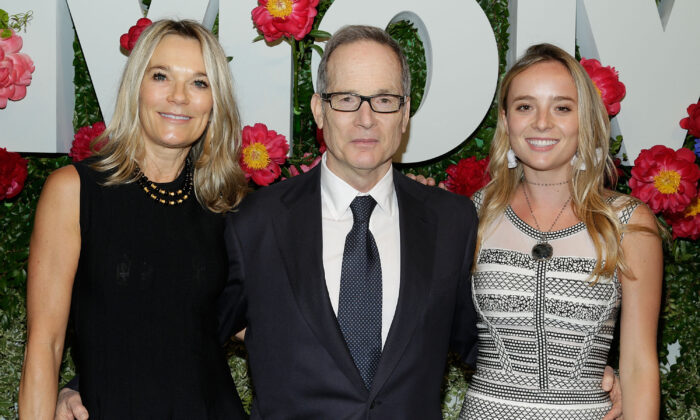 Eva Dubin, Glenn Dubin y Selina Dubin asisten a la fiesta en el jardín del Museo de Arte Moderno del MOMA en la ciudad de Nueva York en una fotografía de archivo de 2017. (Lars Niki/Getty Images para el Museo de Arte Moderno)