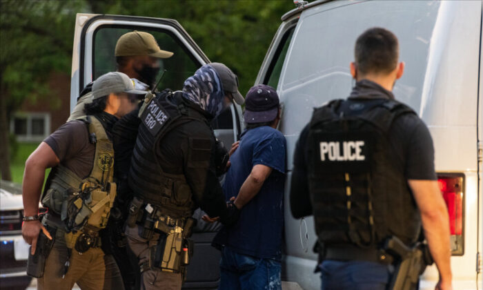 Agentes de Operaciones de Ejecución y Remoción del ICE aprehenden a un inmigrante ilegal en el norte de Virginia el 11 de agosto de 2020. (ICE)