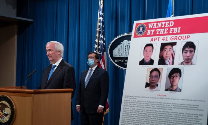 El fiscal general adjunto Jeffery A. Rosen habla sobre los cargos y arrestos relacionados con una campaña de ciberataques vinculada al régimen chino, en el Departamento de Justicia en Washington, el 16 de septiembre de 2020. (Tasos Katopodis/AFP vía Getty Images)