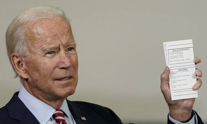 El candidato presidencial demócrata y exvicepresidente Joe Biden sostiene una copia de su agenda diaria en Tampa, Florida, el 15 de septiembre de 2020. (Drew Angerer/Getty Images)