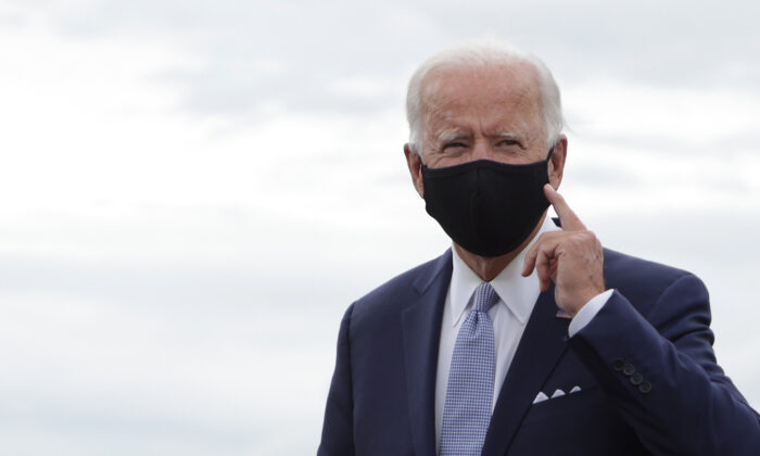 El candidato presidencial demócrata, el exvicepresidente Joe Biden, hace un gesto después de aterrizar en el aeropuerto del condado de Allegheny en West Mifflin, Pennsylvania, el 31 de agosto de 2020. (Alex Wong/Getty Images)
