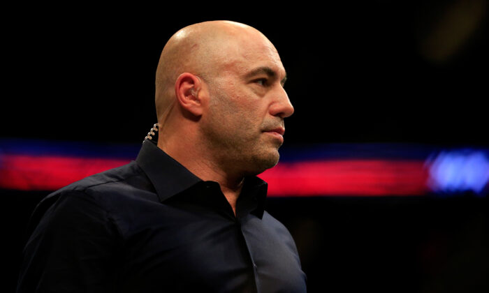 El comentarista Joe Rogan durante un evento nocturno de lucha de la UFC, en el Prudential Center en Newark (N.J.) el 18 de abril de 2015. (Alex Trautwig/Getty Images)