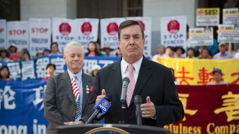 El senador Joel Anderson habla frente al Capitolio del estado de California en Sacramento durante una manifestación para apoyar una resolución que condena la persecución del Partido Comunista Chino a los practicantes de Falun Dafa, el 31 de agosto de 2017. (Lear Zhou/The Epoch Times)
