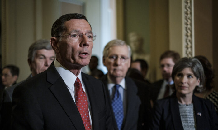 El senador John Barrasso (R-Wyo.) habla a los medios de comunicación después de su almuerzo político semanal en Washington, el 30 de abril de 2019. (Pete Marovich/Getty Images)