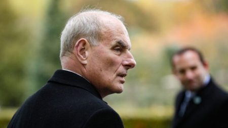 Ayudante de John Kelly niega afirmaciones de que Trump denigró las tropas