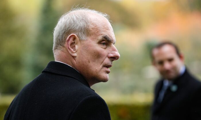 El general retirado de la Infantería de Marina de Estados Unidos y Jefe de Estado Mayor de la Casa Blanca, John F Kelly, visita el Cementerio y Memorial Americano de Aisne-Marne en Belleau, Francia, el 10 de noviembre de 2018. (Geoffroy Van Der Hasselt/AFP vía Getty Images)