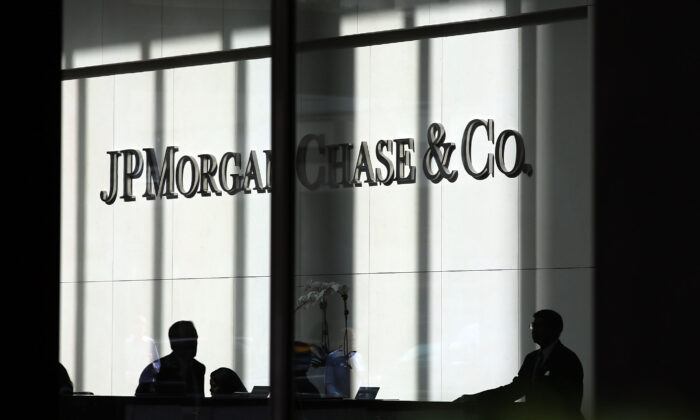 Un anuncio de JPMorgan Chase & Co. en su sede de Manhattan el 2 de octubre de 2012 en la ciudad de Nueva York. (Spencer Platt/Getty Images)