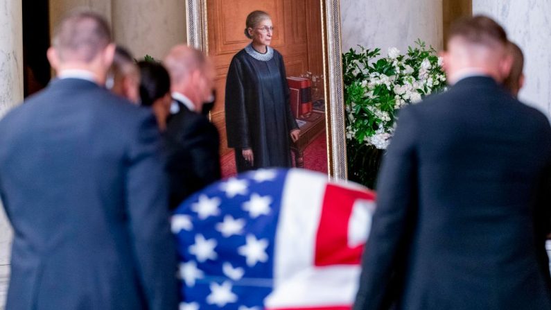 El féretro de de la magistrada Ruth Bader Ginsburg, envuelto en una bandera, es portado por agentes de policía hasta la Corte Suprema. (Andrew Harnik-Pool/Getty Images)