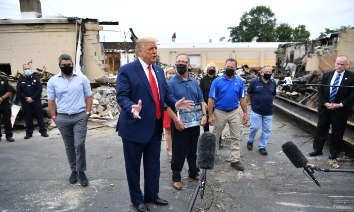 El presidente Donald Trump observa las propiedades dañadas durante los disturbios en Kenosha, Wisconsin, el 1 de septiembre de 2020. (Mandel Ngan/AFP vía Getty Images)